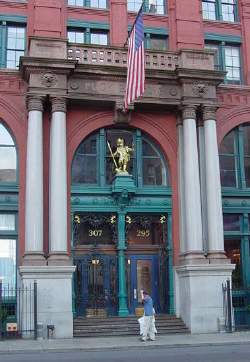 Puck_Bldg_Lafayette_Entrance_13_July_03.JPG